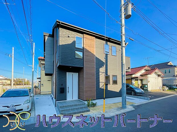 堂々たる趣ながら、主張し過ぎずどこか余裕を感じさせるシャープなフォルムで佇む邸宅は、晴天の空と照らし合わせる事で、本来あるべき完成形の姿を見せてくれます。