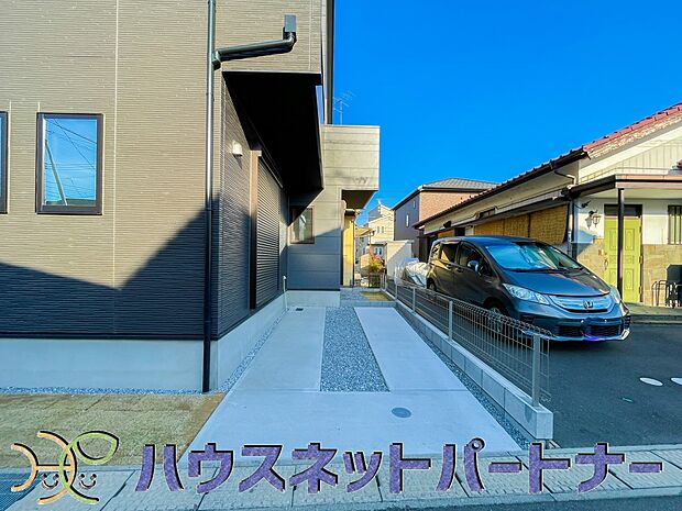 通勤や家族の送迎など、毎日の生活にマイカーが欠かせない方にとって駐車場は大事な条件。敷地内にカースペースがあれば、お出かけやお買い物の際の搬入出もらくらくです。