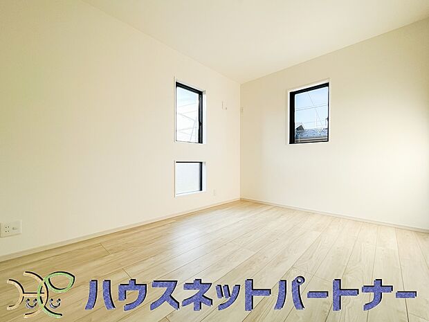 2面窓のある風通しの良いお部屋は心も体も元気にしてくれます。自分だけのお部屋作りを楽しんでみては。