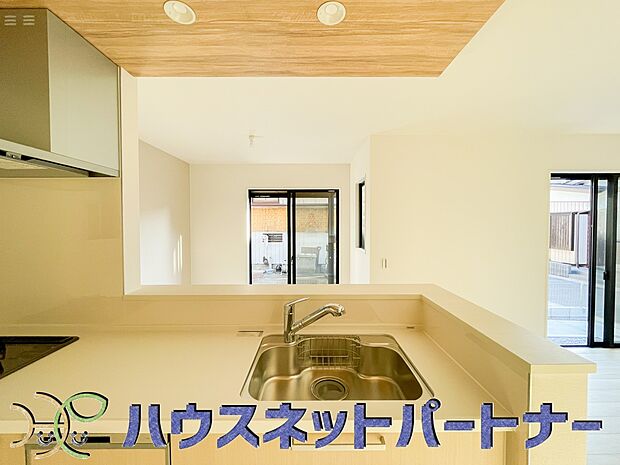 明るく開放的なオープンキッチン。家族とのコミュニケーションが取りやすく、みんなの笑顔が溢れます。
