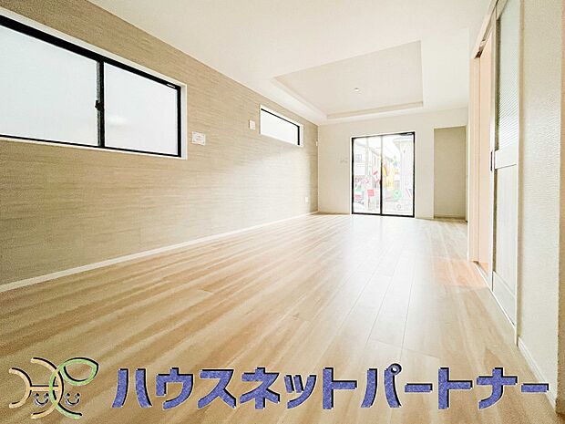 リビング広々21帖。他では味わえない素敵な空間となっています。四季折々の変化を感じながらゆったりとすごせます。