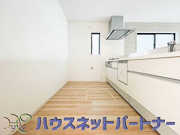 明るい自然光が入る作業スペースを多くとったキッチン採用。夫婦揃ってキッチンに立っても調理がしやすく、家事をしながら会話も弾みます。食器類もすっきりと片付く収納力。