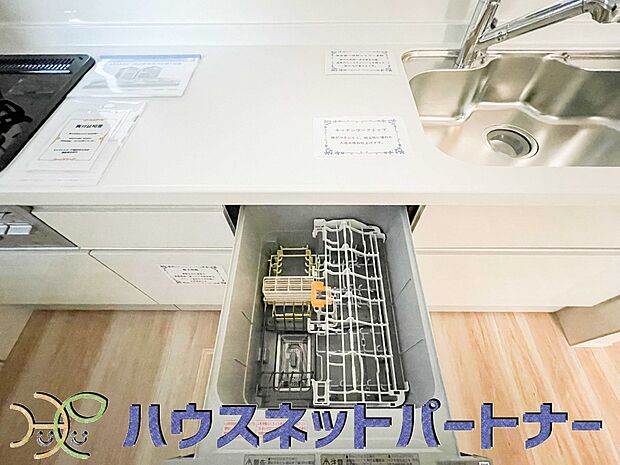 ビルトイン食器洗乾燥機完備。家事のお手伝いをしてくれる奥様の味方です。食器を洗っている間にお掃除など、様々なシーンで家事の時短に役立つ食洗機。省スペースのビルトインタイプを採用致しました。