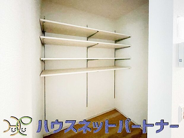 パントリー（食料庫）常温保存できるパン、お米、調味料、缶詰など、日常的に使うものや未開封の食品の収納にぴったり。棚にものを並べて収納すれば、何が足りないのかひと目で確認できます。