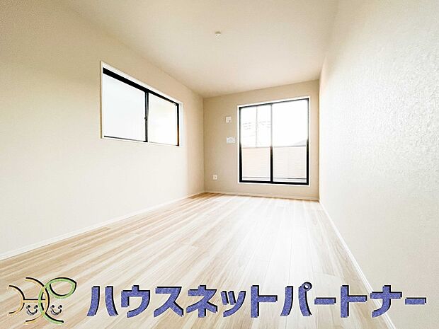 バルコニーに直接出入りできるお部屋です。ちょっと外の空気を吸いたい時や、ベランダでミニガーデニングなども楽しめそうです。