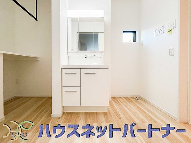 大きく見やすい三面鏡で清潔感ある洗面台は、身だしなみチェックや肌のお手入れに最適です。何かと物が増える場所だからこそ、スッキリと見映えの良い空間に拵えました。