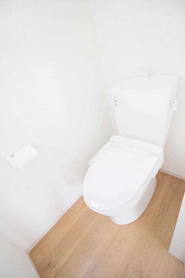 快適な生活を送るための必須アイテムとなった洗浄機能付トイレ。おしり洗浄、ビデ洗浄、暖房便座の3つの機能を標準装備しています。