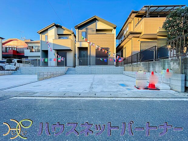 前面道路は6ｍあり広いので駐車も楽ちん。