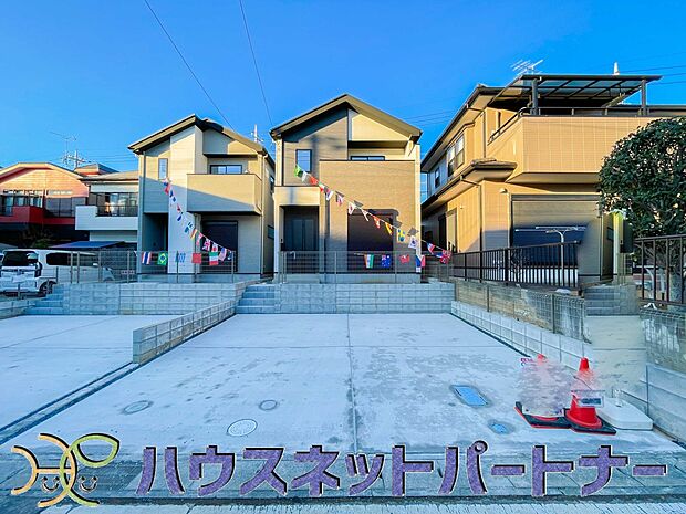 街に溶け合う美しい景観と、採光や風通しを考えて設計された間取り。近隣の視線を考え調整した窓位置など、外観だけでなく、住まうご家族の心地よさを最優先しました。