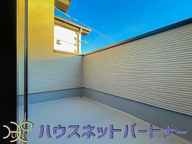 南バルコニーから差し込む陽光・通風は、住環境・快適性と共に有り続ける貴重な「財産」です。この新築戸建に住まう事で手に入れるものは、きっと日常にとっても貴重な存在となるはずです。