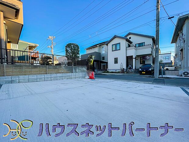 カースペース並列2台可。道路に面したカースペース。ストレスフリーなカーライフ。