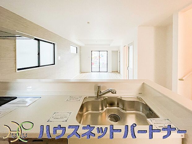 キッチン吊戸棚を無くす事によって、コミュニケーションを重視した設計に致しました。区画によって変わる一体感を、実際にご覧になって頂けましたらと思います。 