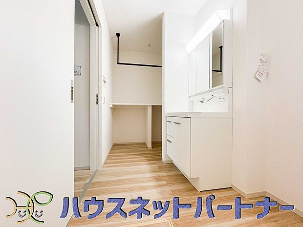 毎日使う洗濯機。しっかりと奥行きのある置き場が確保されています。