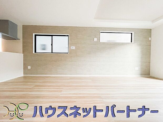 天井の中央部分を周囲より一段高くとったデザインを折上天井といいます。部屋に立体的な奥行きを生み出し、スタイリッシュな空間を演出します。天井を広く見せる視覚的効果も。