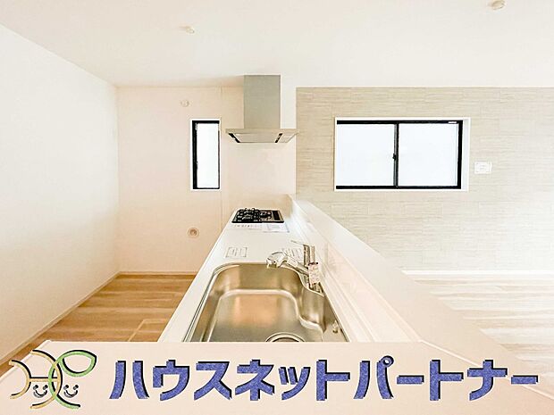 キッチンカウンターがあると配膳が楽なことがメリットの一つ。後片付けをするときも、ダイニングテーブルからあまり動かずに流し台へ運ぶことができるので便利です♪