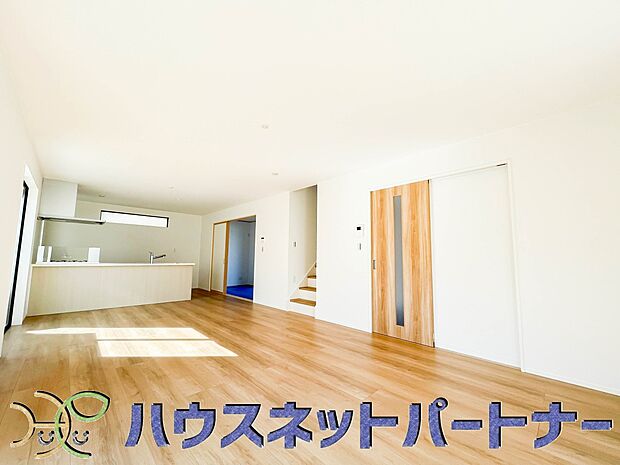 20帖以上の広々LDKでワンランク上の住まい環境。※家具はイメージです。