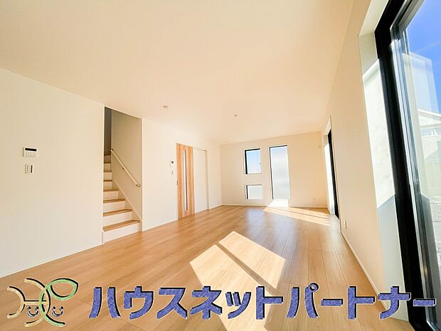 通風・採光に優れ、心地よい光と風が溢れています。 贅沢で豊かな居住性と、プライドを満たすクオリティが見事に調和した住空間。新築ならではの快適なひとときをご体感頂ける筈です。