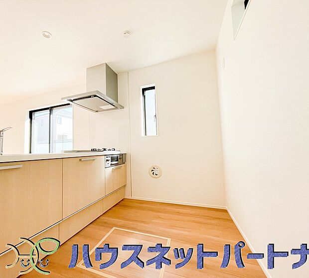 明るい自然光が入る作業スペースを多くとったキッチン採用。夫婦揃ってキッチンに立っても調理がしやすく、家事をしながら会話も弾みます。食器類もすっきりと片付く収納力。