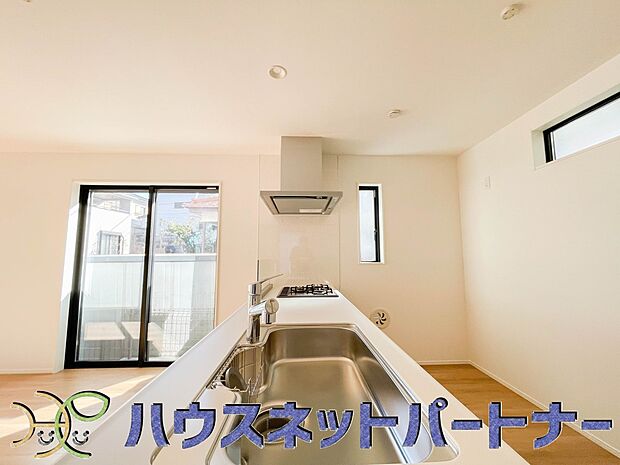 人工大理石のワークトップやシンクは、水を流しただけできれいになったように見えます。白いキッチンは明るく清潔感があり、とっても素敵です。