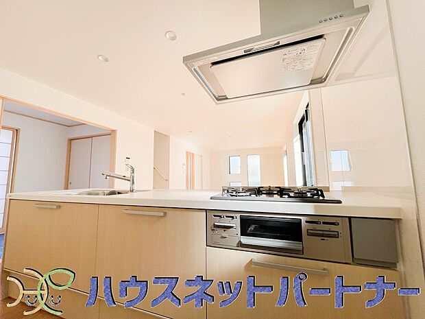 三口コンロで料理の幅を拡げてくれる使いやすいシステムキッチンを採用。洗い場も大きいので野菜や食器を洗ったりする際にも捗り、奥様の強い味方となってくれるはずです。