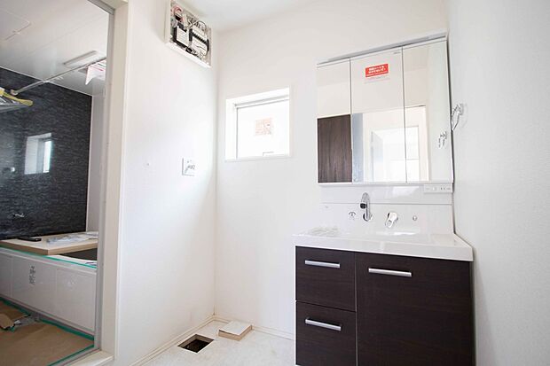 大きく見やすい三面鏡で清潔感ある洗面台は、身だしなみチェックや肌のお手入れに最適です。何かと物が増える場所だからこそ、スッキリと見映えの良い空間に拵えました。