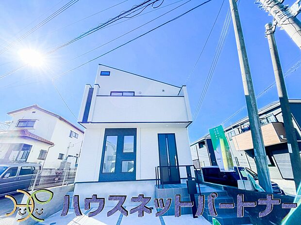 堂々たる趣ながら、主張し過ぎずどこか余裕を感じさせるシャープなフォルムで佇む邸宅は、晴天の空と照らし合わせる事で、本来あるべき完成形の姿を見せてくれます。