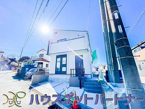 便利な施設が徒歩圏内の魅力的な街に、オーナー様の暮らしを思う心遣いが細部までに感じ取れる邸宅が誕生。