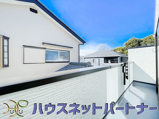 南向きバルコニーから明るい陽射しと爽やかな風がお部屋へと流れ込む、心地よい空間です。