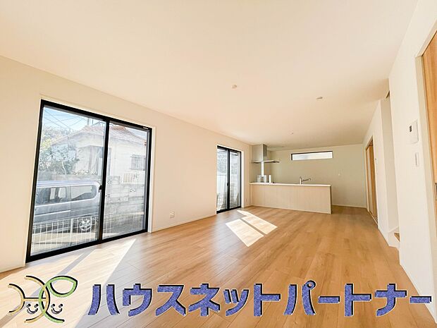 リビングは、食事スペースと寛げる場所設けてもまだ余裕の広さ。明るい光が照らしてくれます。