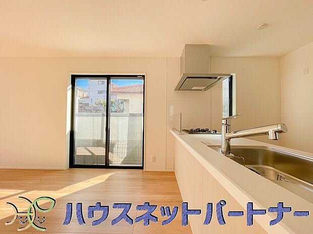 明るく開放的なダイニング。家族とのコミュニケーションが取りやすく、みんなの笑顔が溢れます