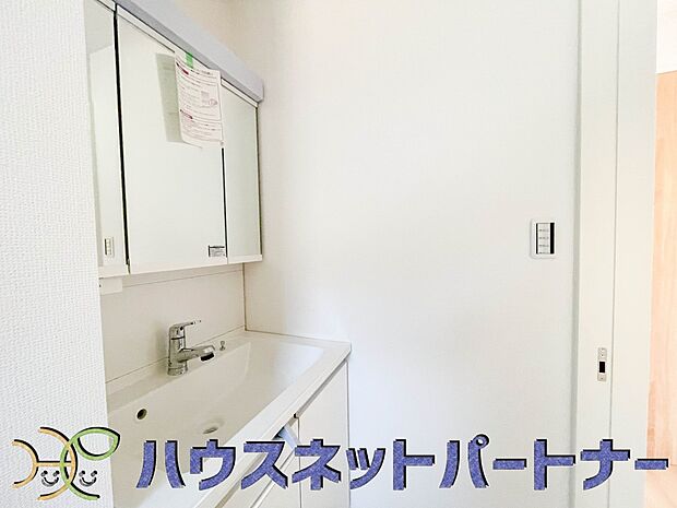 家の中でも特にプライベートスペースとなる洗面所は、洗濯場所と浴室を同じ空間でまとめております。小窓を設置しておりますので、熱気などが籠りやすい空間でちょっとした空気の入れ替えを。