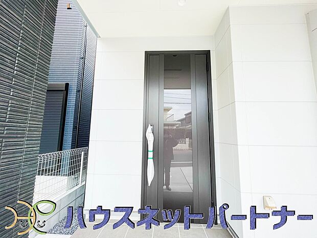 玄関の扉を開けるとそこは家族の待つお家。笑い声が聞こえてきそう。