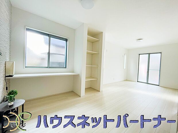 リビングにはスタディーカウンターを設置。お子様の勉強机やワークスペースとしても利用できます。