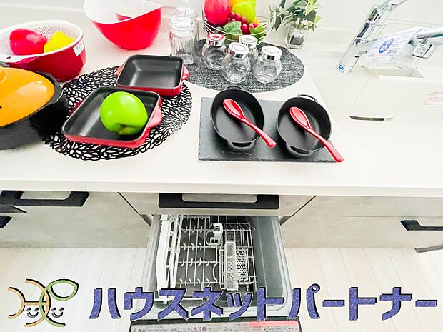 ビルトイン食器洗乾燥機完備。家事のお手伝いをしてくれる奥様の味方です。食器を洗っている間にお掃除など、様々なシーンで家事の時短に役立つ食洗機。省スペースのビルトインタイプを採用致しました。