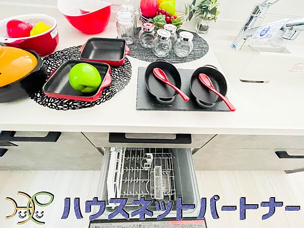 ビルトイン食器洗乾燥機完備。家事のお手伝いをしてくれる奥様の味方です。食器を洗っている間にお掃除など、様々なシーンで家事の時短に役立つ食洗機。省スペースのビルトインタイプを採用致しました。
