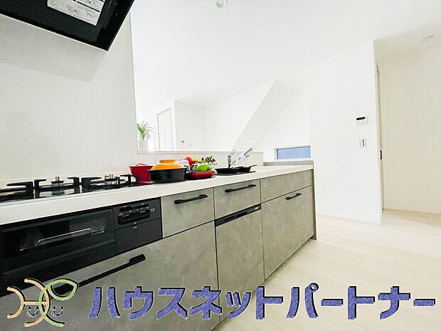 三口コンロで料理の幅を拡げてくれる使いやすいシステムキッチンを採用。洗い場も大きいので野菜や食器を洗ったりする際にも捗り、奥様の強い味方となってくれるはずです。