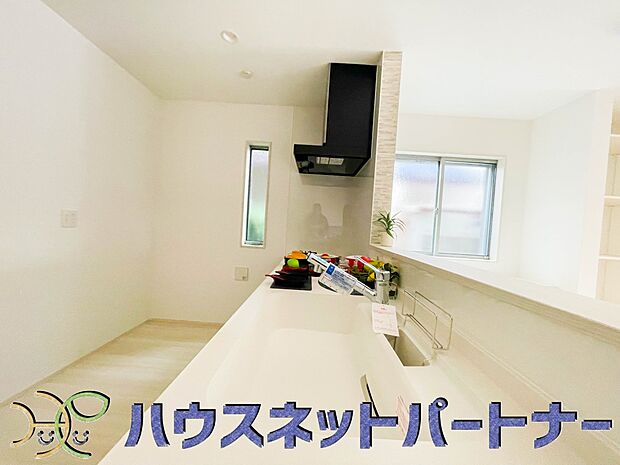 人工大理石のワークトップやシンクは、水を流しただけできれいになったように見えます。白いキッチンは明るく清潔感があり、とっても素敵です。