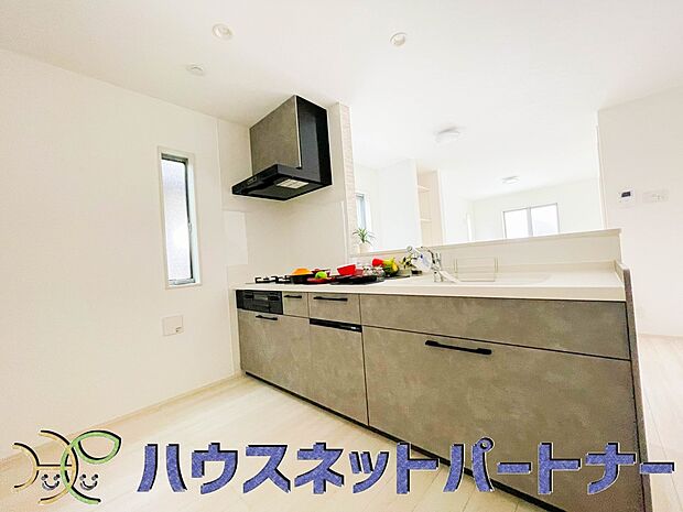 明るい自然光が入る作業スペースを多くとった壁付けキッチン採用。夫婦揃ってキッチンに立っても調理がしやすく、家事をしながら会話も弾みます。食器類もすっきりと片付く収納力。