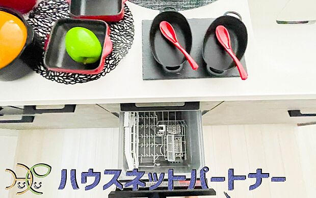 食器洗浄機付きなので、食器洗いの煩わしさから開放されて時間を有効活用できます。手荒れ防止にもなりますよ。