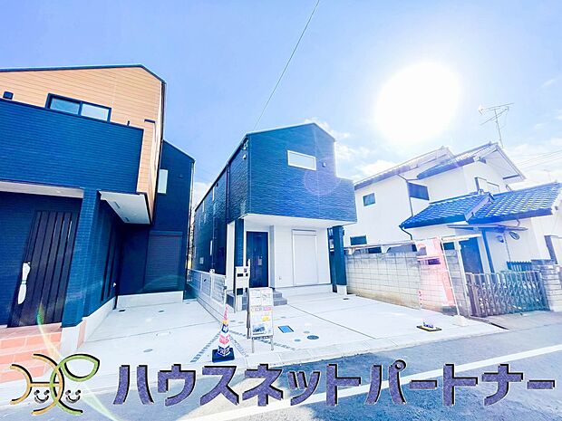 街に溶け合う美しい景観と、採光や風通しを考えて設計された間取り。近隣の視線を考え調整した窓位置など、外観だけでなく、住まうご家族の心地よさを最優先しました。