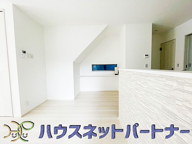 忙しい朝でも家族揃って食事をして頂ける、ゆとりある大きさのダイニングスペース。奥様の手料理をカウンター越しに受けとって頂き、テーブルで囲む素敵な時間を存分にお愉しみ下さい。