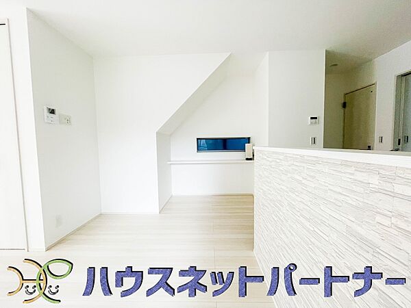忙しい朝でも家族揃って食事をして頂ける、ゆとりある大きさのダイニングスペース。奥様の手料理をカウンター越しに受けとって頂き、テーブルで囲む素敵な時間を存分にお愉しみ下さい。