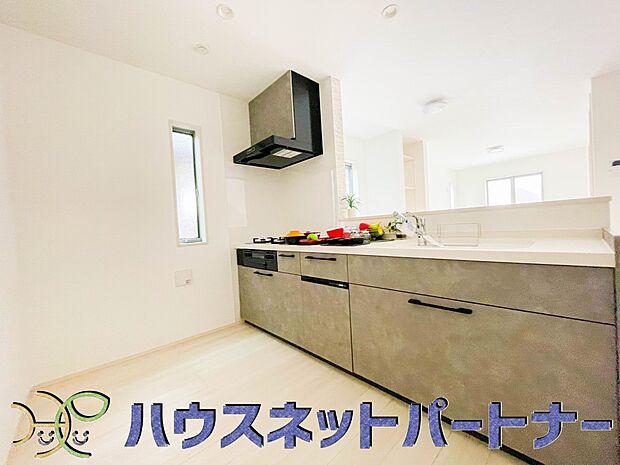 キッチン吊戸棚を無くす事によって、コミュニケーションを重視した設計に致しました。区画によって変わる一体感を、実際にご覧になって頂けましたらと思います。