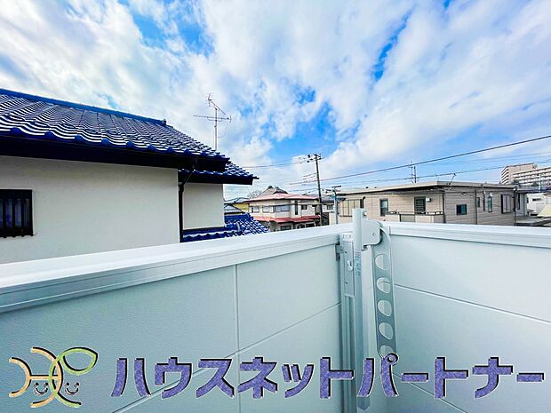 2階にあるバルコニーは太陽の光が燦々と降り注ぎ、毎日のお洗濯も快適に。太陽は心を元気にしてくれますよね。