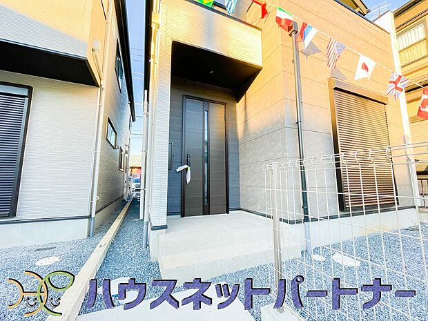 玄関前に季節のお花を置いて可愛く演出してみてはいかがですか。来客が憧れる玄関造りを楽しんで下さい。