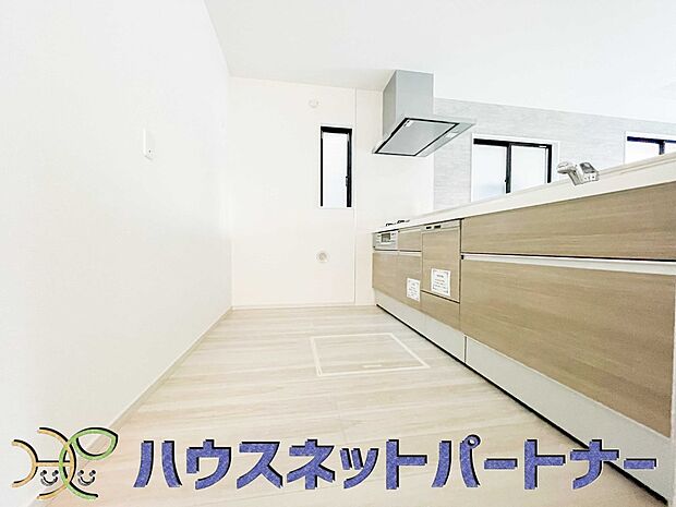 明るい自然光が入る作業スペースを多くとったキッチン採用。夫婦揃ってキッチンに立っても調理がしやすく、家事をしながら会話も弾みます。食器類もすっきりと片付く収納力。