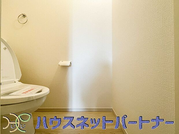 快適な生活を送るための必須アイテムとなった洗浄機能付トイレ。おしり洗浄、ビデ洗浄、暖房便座の3つの機能を標準装備しています。