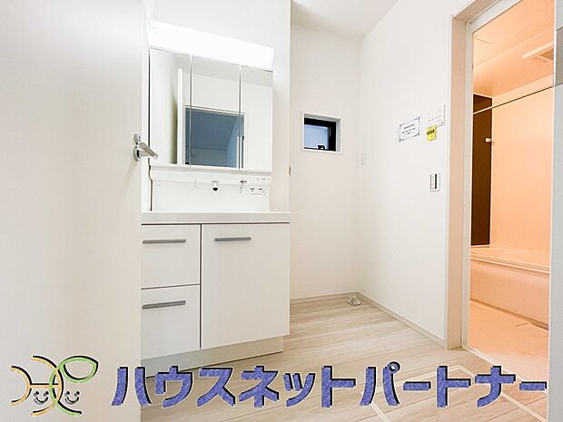 ミラーを手前に引けば、楽な姿勢で髭剃りやメイクができます。合わせ鏡にすればヘアスタイルのチェックもラクラク。洗面化粧台のミラー裏にはたっぷり入る収納スペースを設けています。　