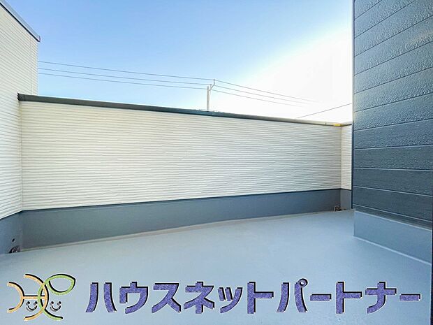 南向きバルコニーから明るい陽射しと爽やかな風がお部屋へと流れ込む、心地よい空間です。2部屋続きなのでお布団も沢山干せますね。