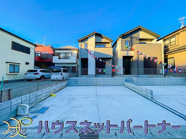 カースペース並列2台可。道路に面したカースペースが2台分あるので、縦列2台のカースペースの様に面倒な車の入替えは必要ありません。ストレスフリーなカーライフを満喫できます。